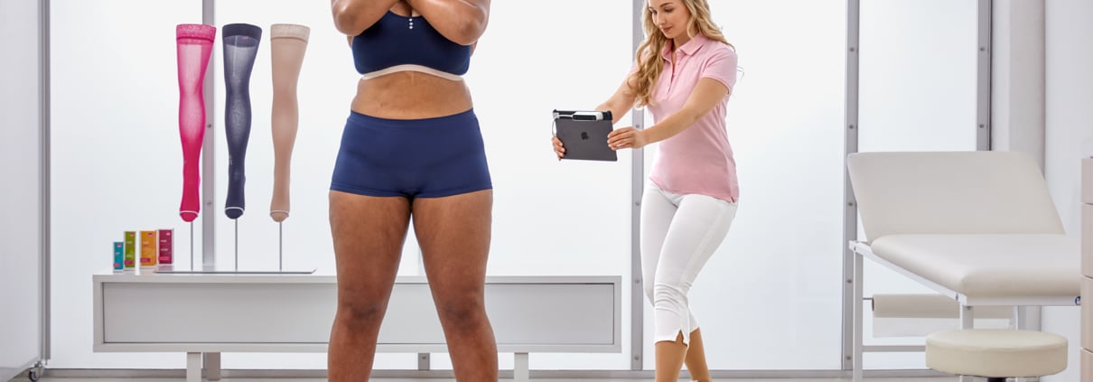 Berührungsloses Vermessen der Beine. Kompressionsstrümpfe erhältlich bei Werne in Waldshut und Schopfheim